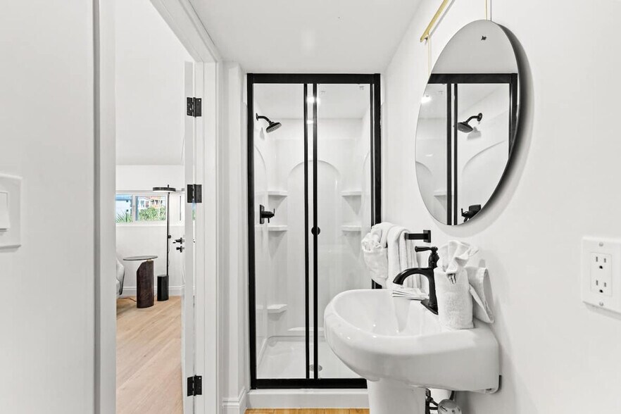 Building Photo - 8115 Thomas Dr