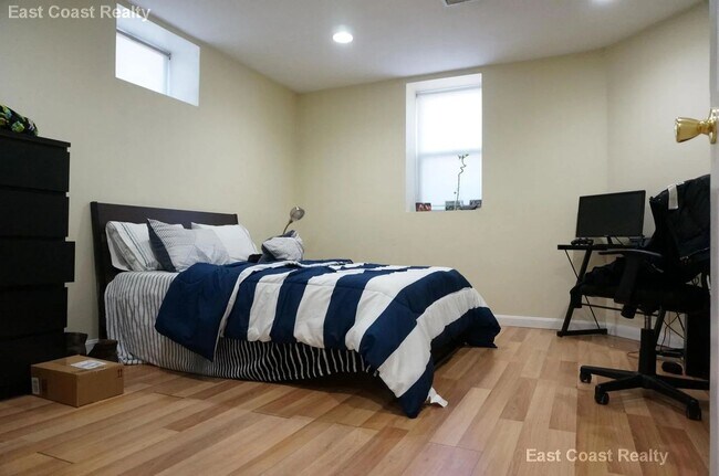 Building Photo - 3 bed + 2 bath Duplex