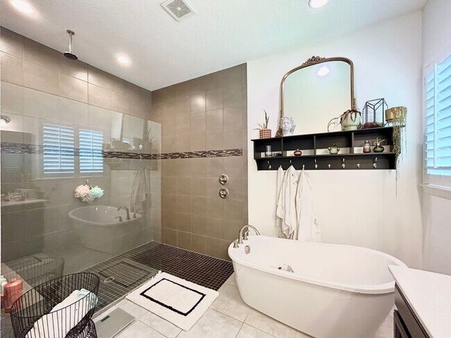 Building Photo - Elegant 5-Bedroom Pool Home for Rent in Sa...