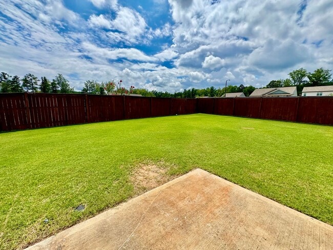 Building Photo - Beautiful 5 bedroom, 3 full bath home in D...