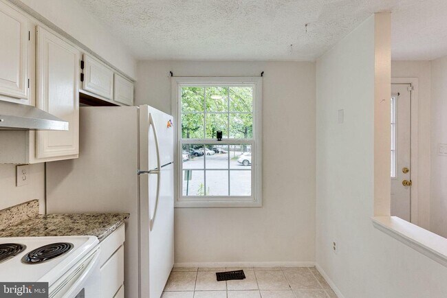 Building Photo - 2841 Shepperton Terrace