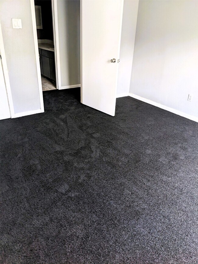 Building Photo - 8421 Hearth Dr