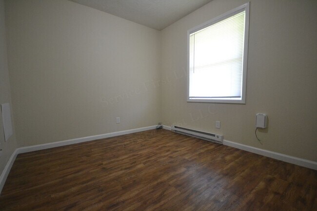 Building Photo - Bolivar MO 2 Bed 1 Bath Apartment