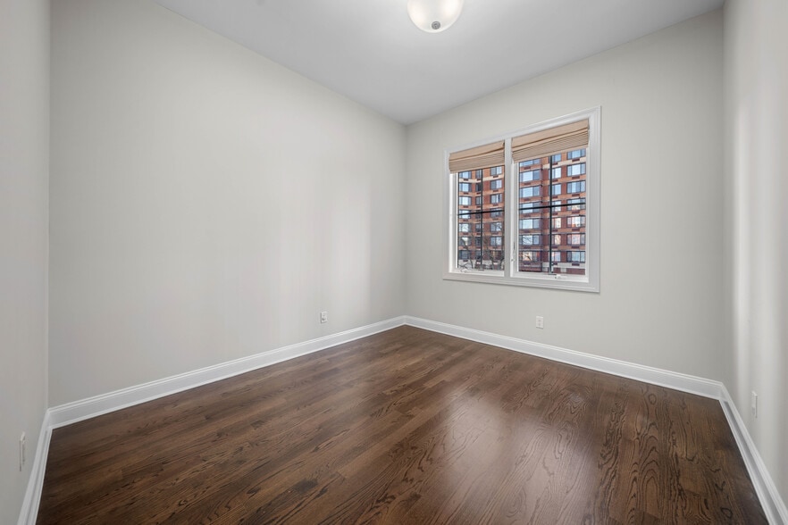 Building Photo - 1600 Kaufer Ln