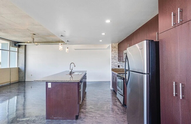Building Photo - "Chic Urban Retreat: Spacious 1-Bedroom Oasis in the Heart of San Diego!"