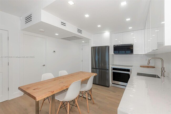 Building Photo - 2301 Collins Ave