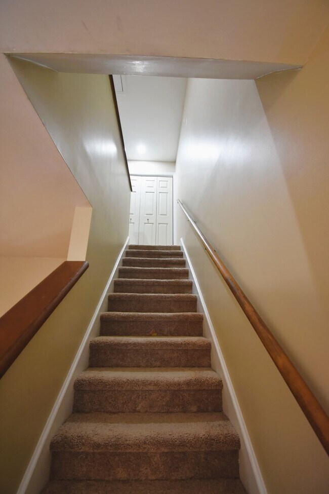 Building Photo - 3 Bedroom 2 Bathroom Townhome- Pets Considered