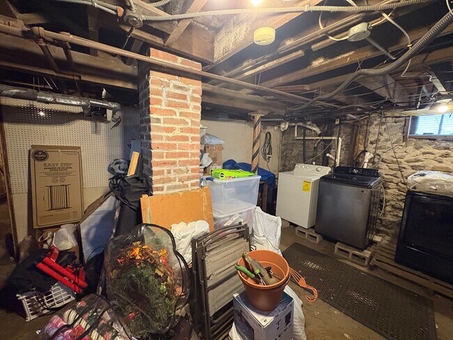 Building Photo - 2 Willow Terrace
