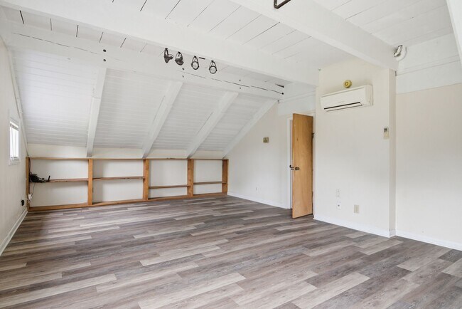 Building Photo - Spacious 4-Bedroom Pet Friendly Home in a Peaceful Rural Setting