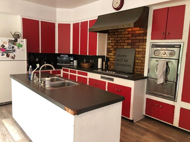 Building Photo - 130 College Ave NE