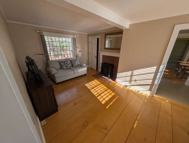 Building Photo - Beautiful 2 Bedroom House