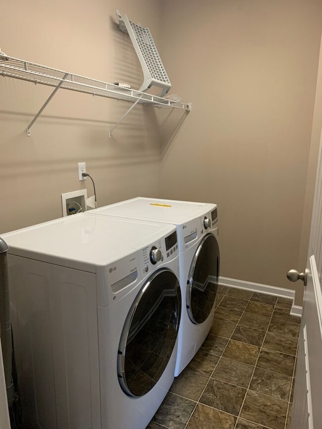 Building Photo - Traemoor Village Townhome