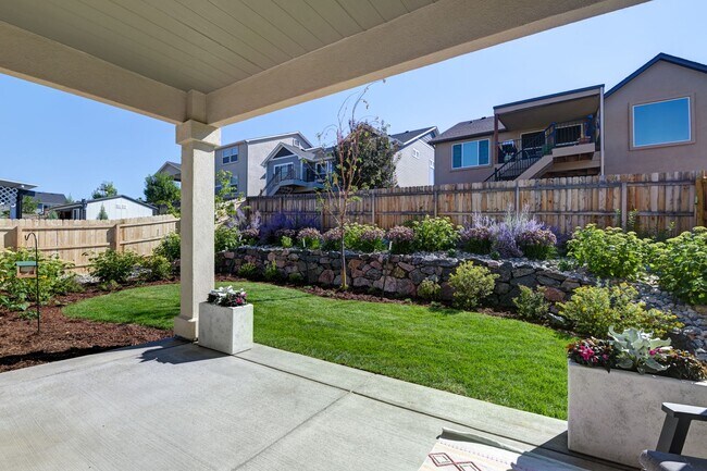 Building Photo - Beautiful "like new" home available for re...