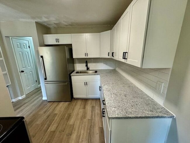 Building Photo - MOVE IN SPECIAL