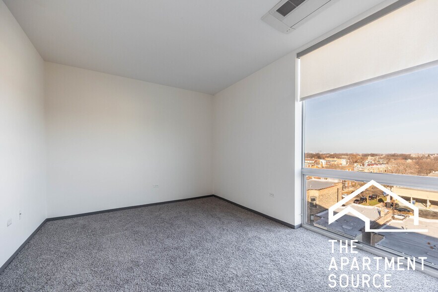 Building Photo - 2340 N California Ave