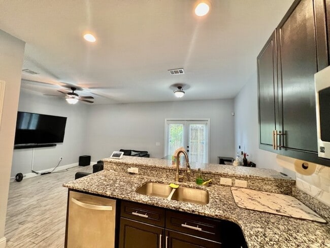 Building Photo - 2100 Pomegranate Ct