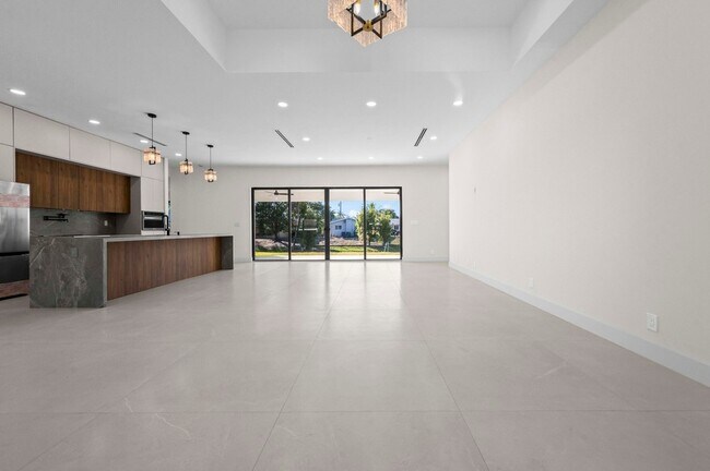 Building Photo - 621 NW 42nd Ave