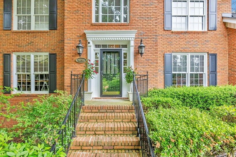Welcome home! - 4250 Edgewater Ct NW