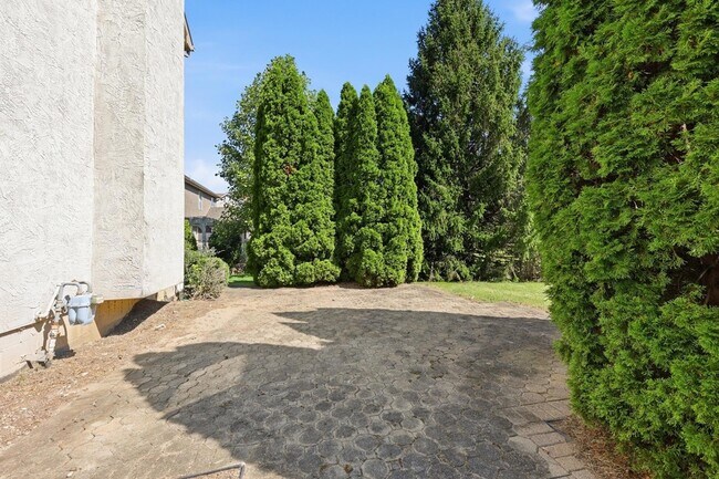 Building Photo - 6498 Ringsend Ct