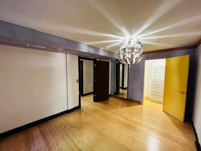 Building Photo - Wonderfully Eclectic Bainbridge Home, Perfect for Nature Lovers!