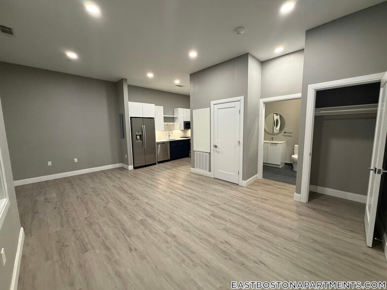 Building Photo - 656 Saratoga St