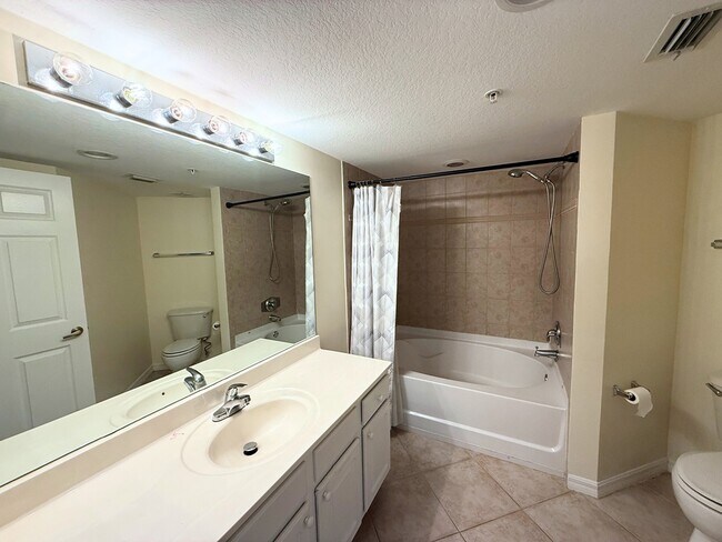 Building Photo - Residence Dr