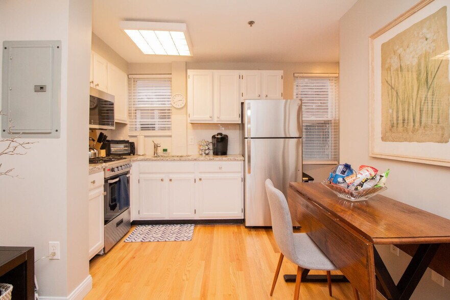 Building Photo - 25 A Jay St
