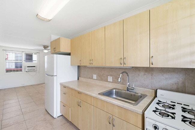 Building Photo - Charming 2-Bedroom Apartment in Prime Ala Moana Location – Parking & In-Unit Washer/Dryer!