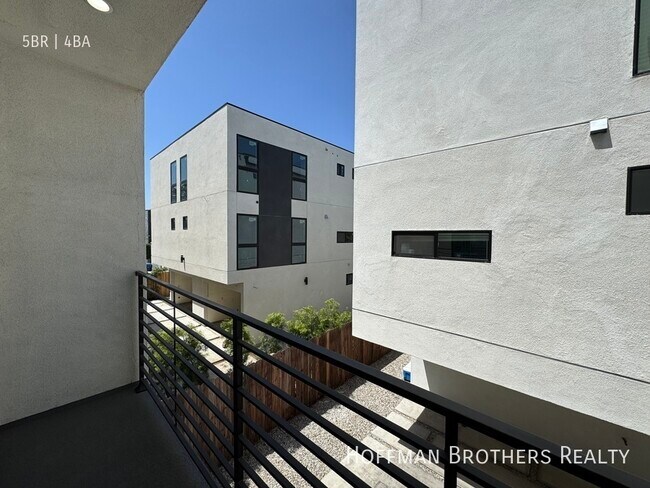 Building Photo - 660 Mariposa Ave
