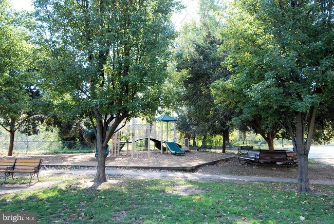 Building Photo - 2500 Q St NW