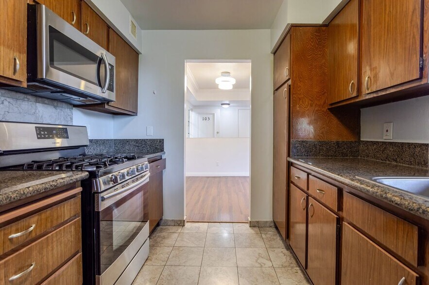 Building Photo - 14990 Victory Blvd