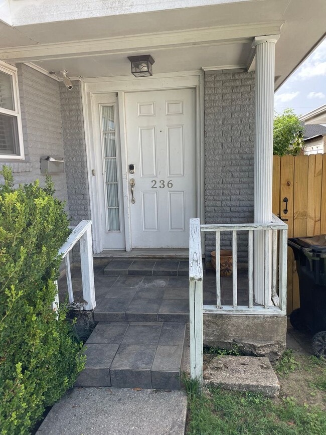 Building Photo - 2BD/1BA in Lakeview, with Driveway and Private Backyard