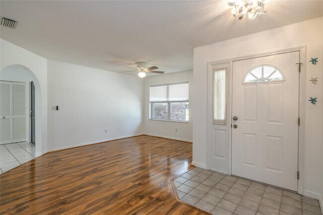 Building Photo - 923 Sand Crest Dr