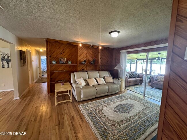 Building Photo - 730 Lindenwood Cir E