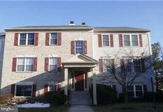 Building Photo - 1 Normandy Square Ct