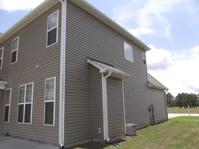 Building Photo - Absolutely Gorgeous!