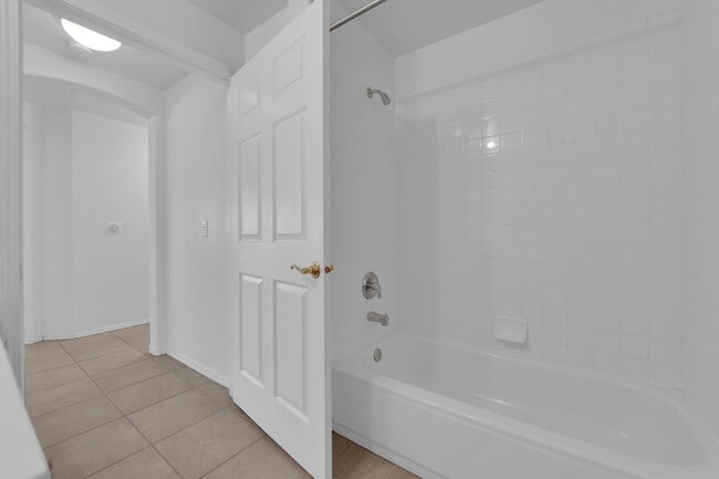 Building Photo - Charming 2 bedrooms 2 Bathrooms in the Amb...