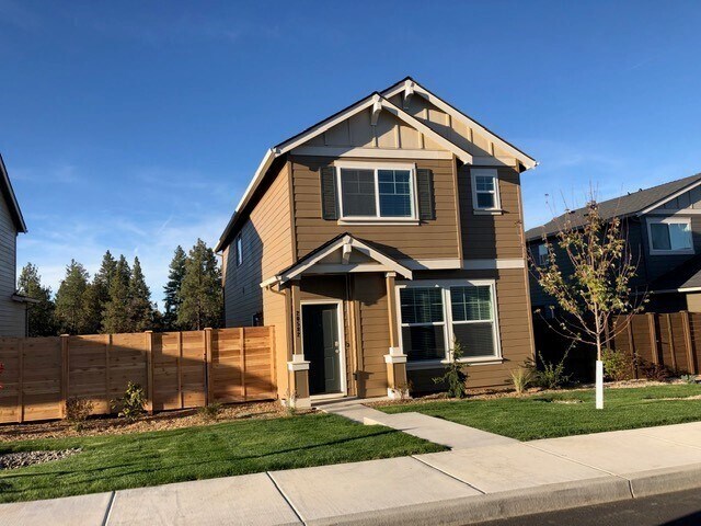 Building Photo - Three Bedroom House in SE Bend