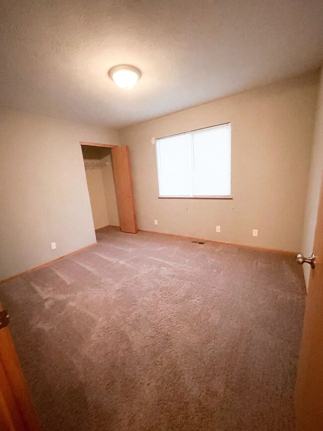 Building Photo - 3 Bedroom & 3 Bathroom Townhouse for Rent!