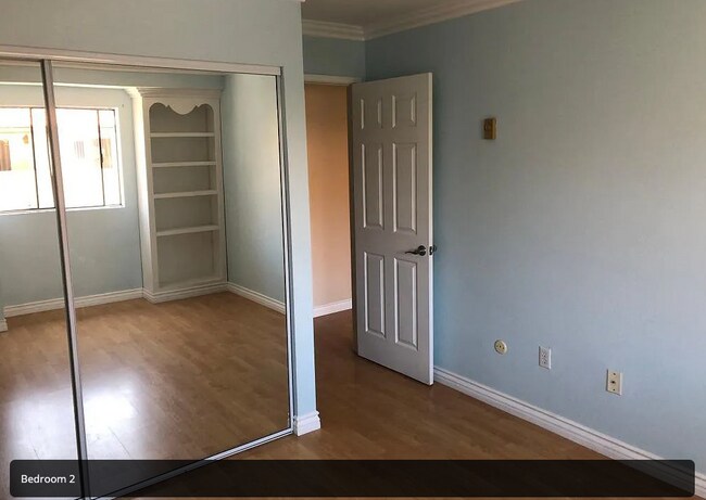 Building Photo - 4044 La Jolla Village Dr