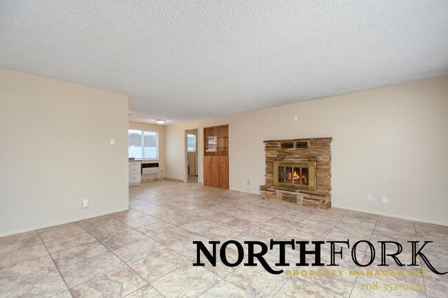 Building Photo - Remodeled Walking Distance to NNU - Landsc...