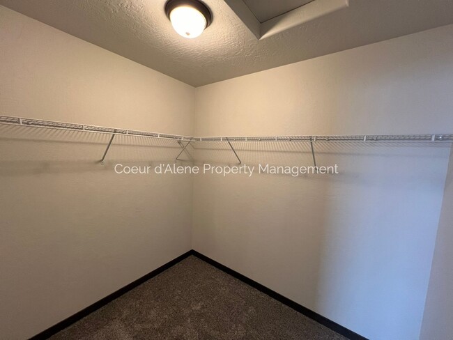 Building Photo - 3 bed, 2 bath house