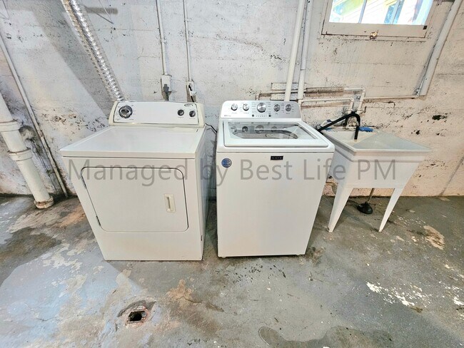 Building Photo - 223 NE 62nd Ave