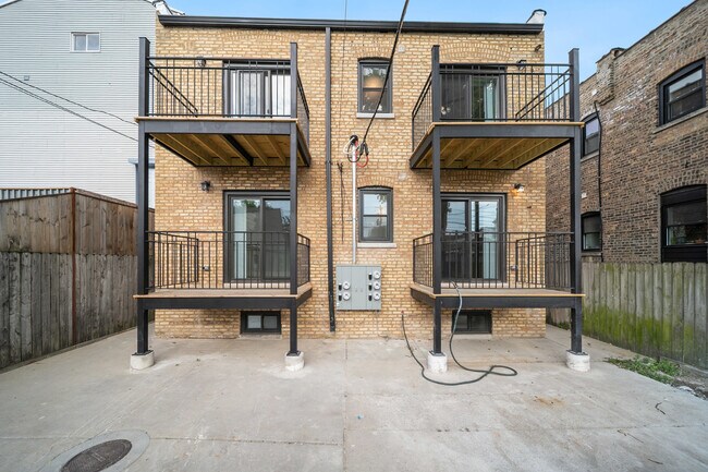 Building Photo - 3014 N California Ave