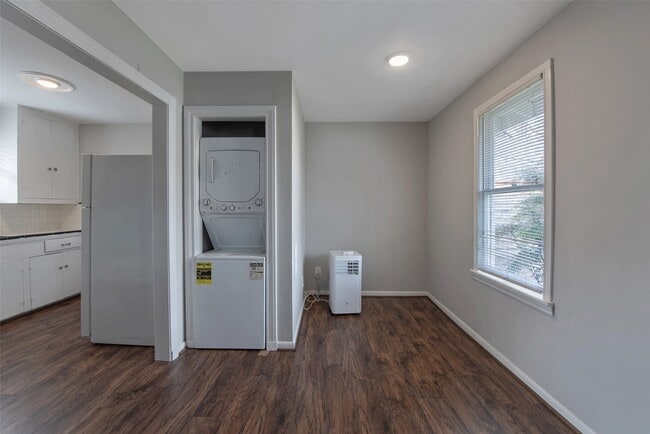 Building Photo - 128 E 23rd St