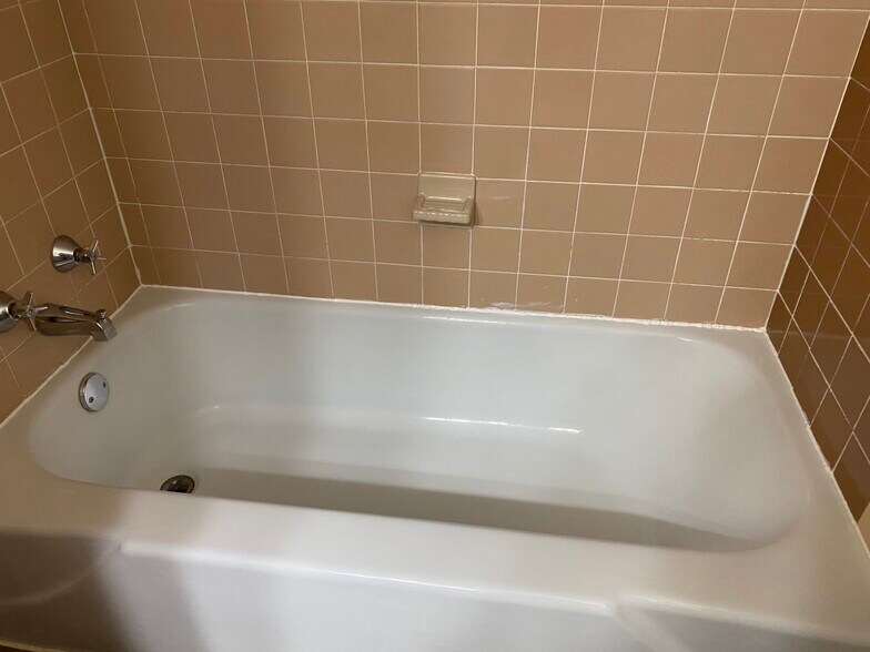 Bathtub with ceramic tub surround - 411 Poplar Ave