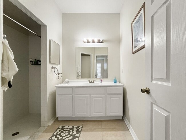Building Photo - Spacious 4-Bedroom Townhome with Lake Views in Desirable Willow Lake Community