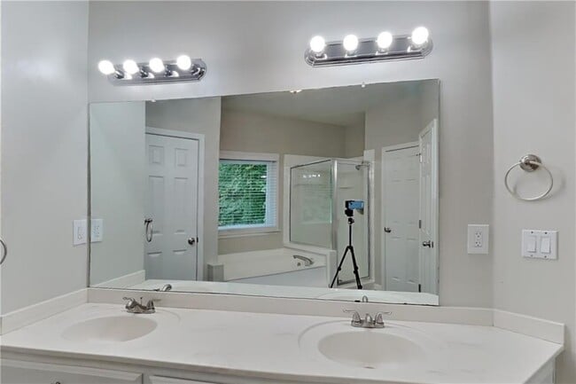 Building Photo - 1240 Cedar Brook Dr NE