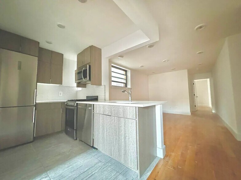 Primary Photo - 90 E 18th St