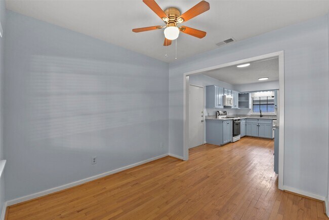 Building Photo - 950 Lamonte Ln